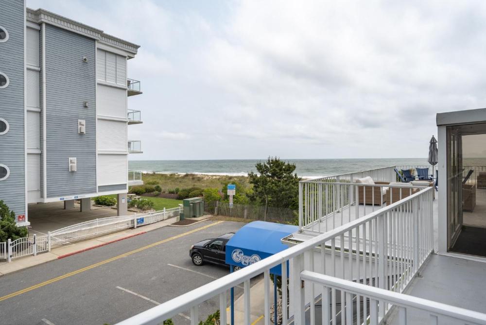 Queen Suite with Partial Ocean View interior